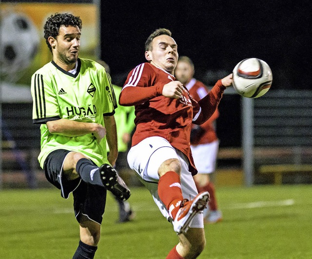 &#8222;Hoch das Bein&#8220;: Felix Was... (links) ben sich im Synchronfuball.  | Foto: Gerd Grndl