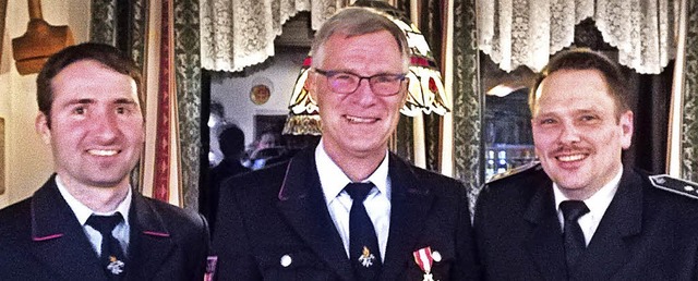 Abteilungskommandant Michael Fritz (li...n der Freiwilligen Feuerwehr Dachsberg  | Foto: Verein