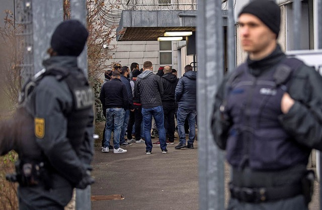 Polizisten und die Straengang: In Stu...r Prozess gegen die Osmanen begonnen.   | Foto: DPA