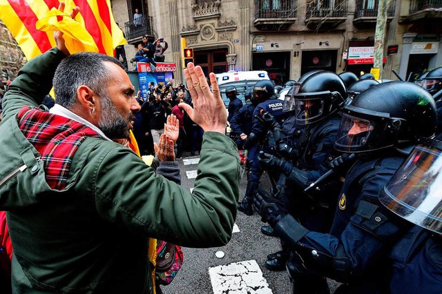 Heftige Proteste am Sonntag in Barcelona  | Foto: AFP