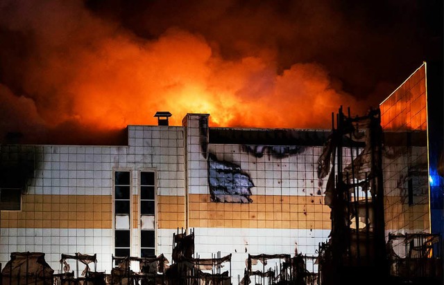 Das Feuer war am frhen Sonntagabend i...ock des Einkaufszentrums ausgebrochen.  | Foto: dpa
