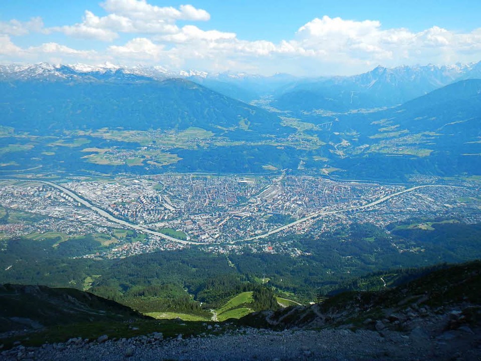 Innsbruck von oben. Die Stadt wird von zwei Bergen begrenzt.  | Foto: Jutta Stackelberg