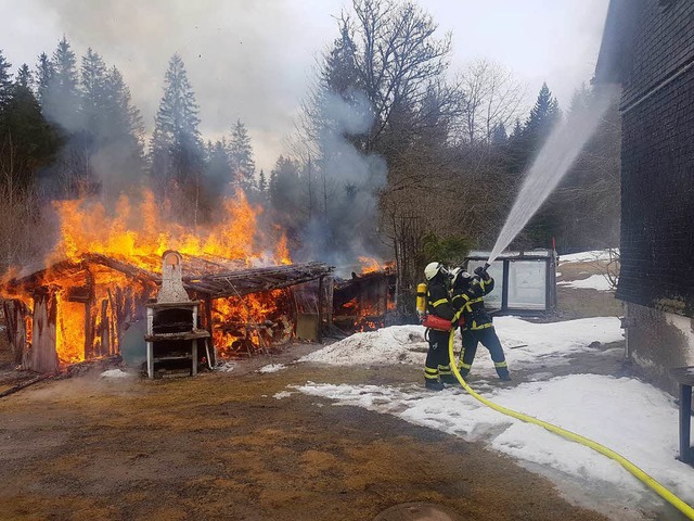 Holzbaracke brennt in Feldberg vllig ...it seiner hlzernen Schindelfassade.    | Foto: Kamera24