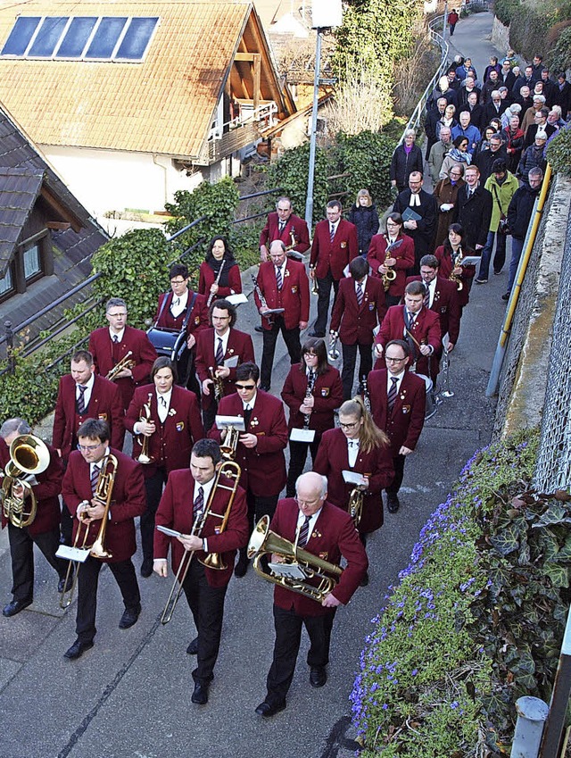 Prozession mit der Stadtmusik zur Kirc...r feierlichen Einweihung der Glocken.   | Foto: Michael Haberer