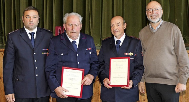 Kommandant  Christian Burkhard und Br...links) fr 60 Jahre in der Feuerwehr.   | Foto: Helmut Hassler