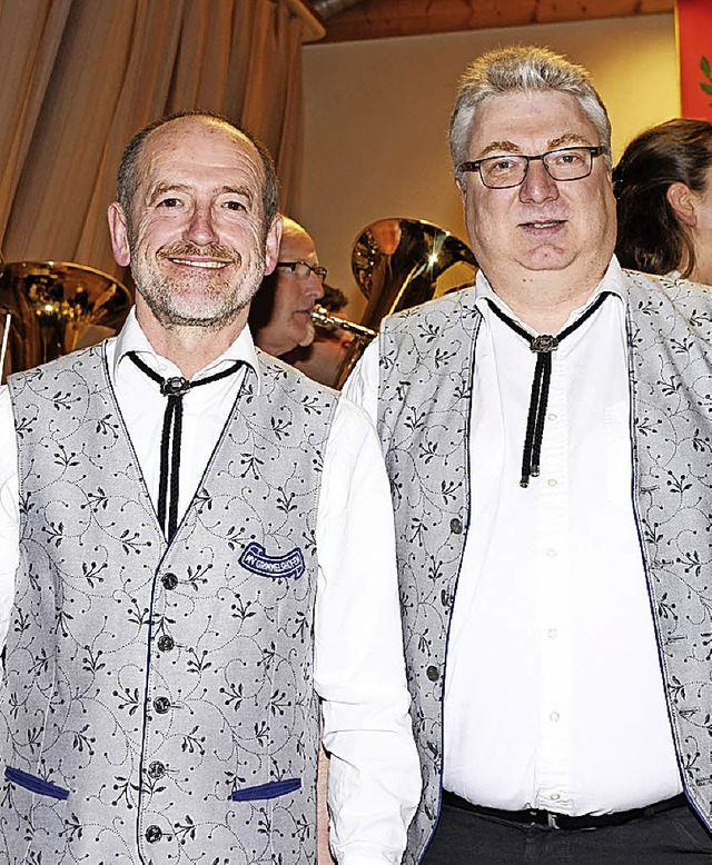 Arnfried Stich (links) wurde vom  Vors...Jahre aktive MV-Mitgliedschaft geehrt.  | Foto: Dietmar Noeske