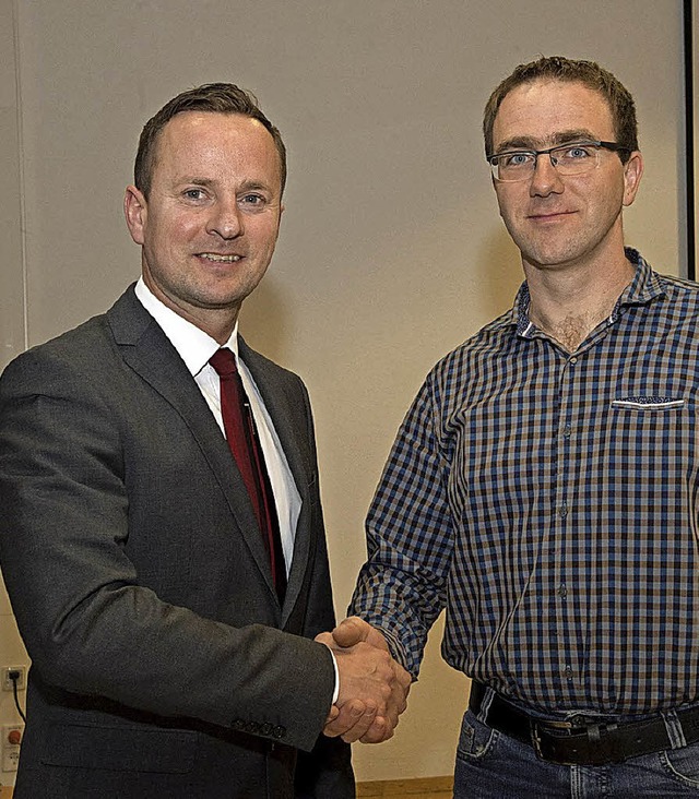 Mario Schlafke (l.) verpflichtete Martin Suger als Gemeinderat.  | Foto: mps