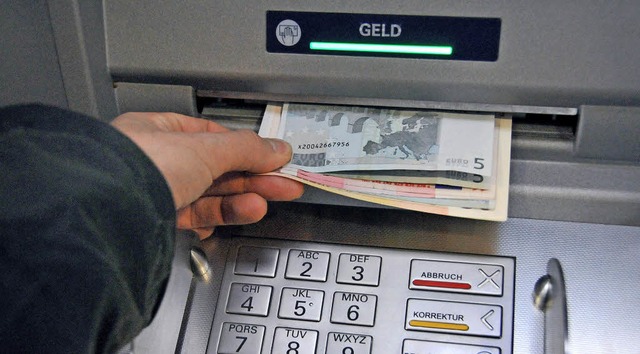 Zahlt sich fr die Banken nicht mehr a...ld gibt es dann knftig im Dorfladen.   | Foto: Uwe Zucchi/dpa