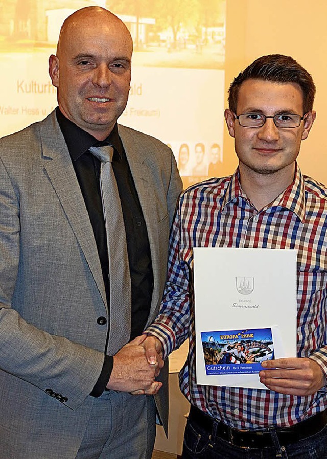 Stephan Schonefeld gratuliert Kevin Dufner (r.).   | Foto: Heiss