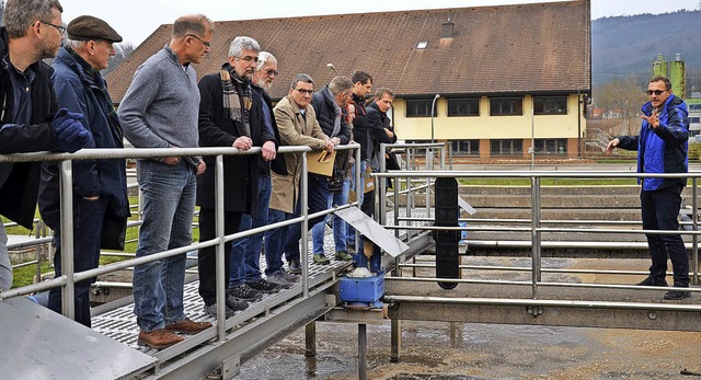 Frank Lckfeldt (rechts), Betriebsleit...mit Hilfe von Bakterien funktioniert.   | Foto: Erika Bader