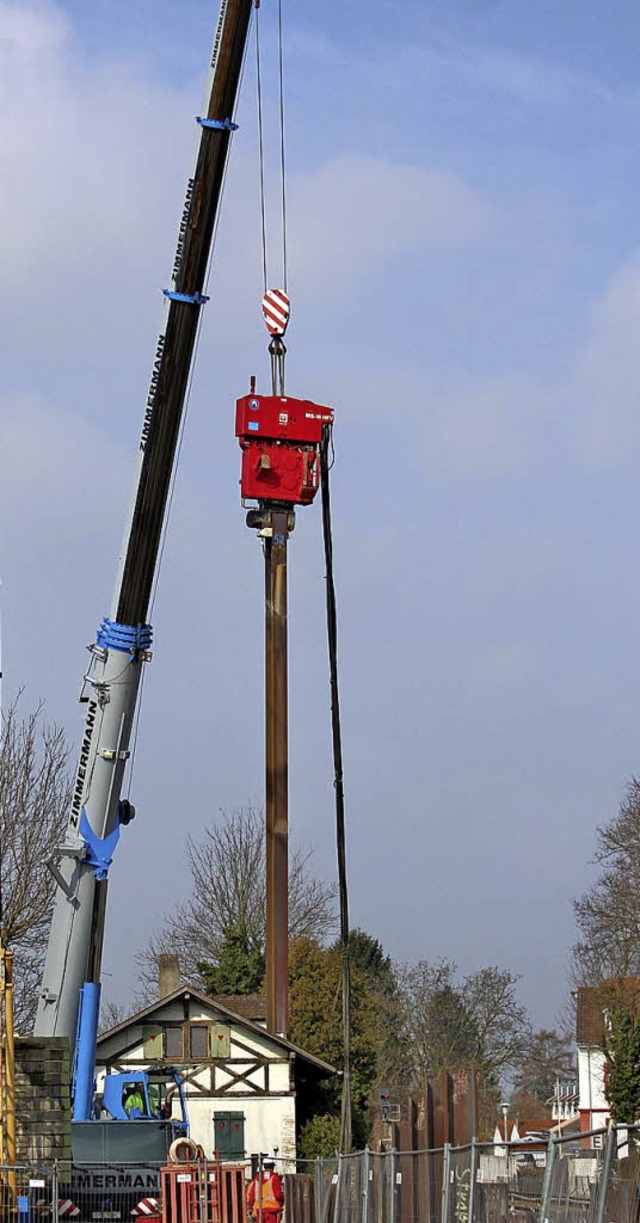 Der Autokran zieht die Stahlsttzen au...fhrung (rechtes Bild) gedient hatten.  | Foto: Rolf Reissmann