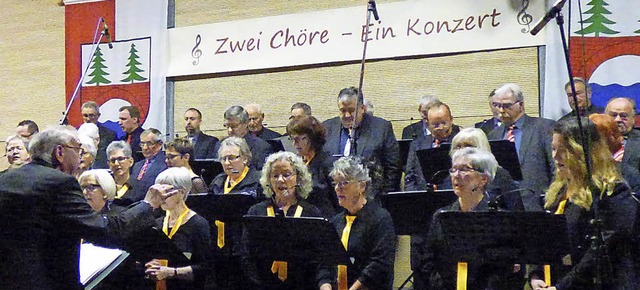 Chormusik im Wandel der Zeit boten der...Mnnergesangverein Hnner  gemeinsam.   | Foto: Doris Dehmel