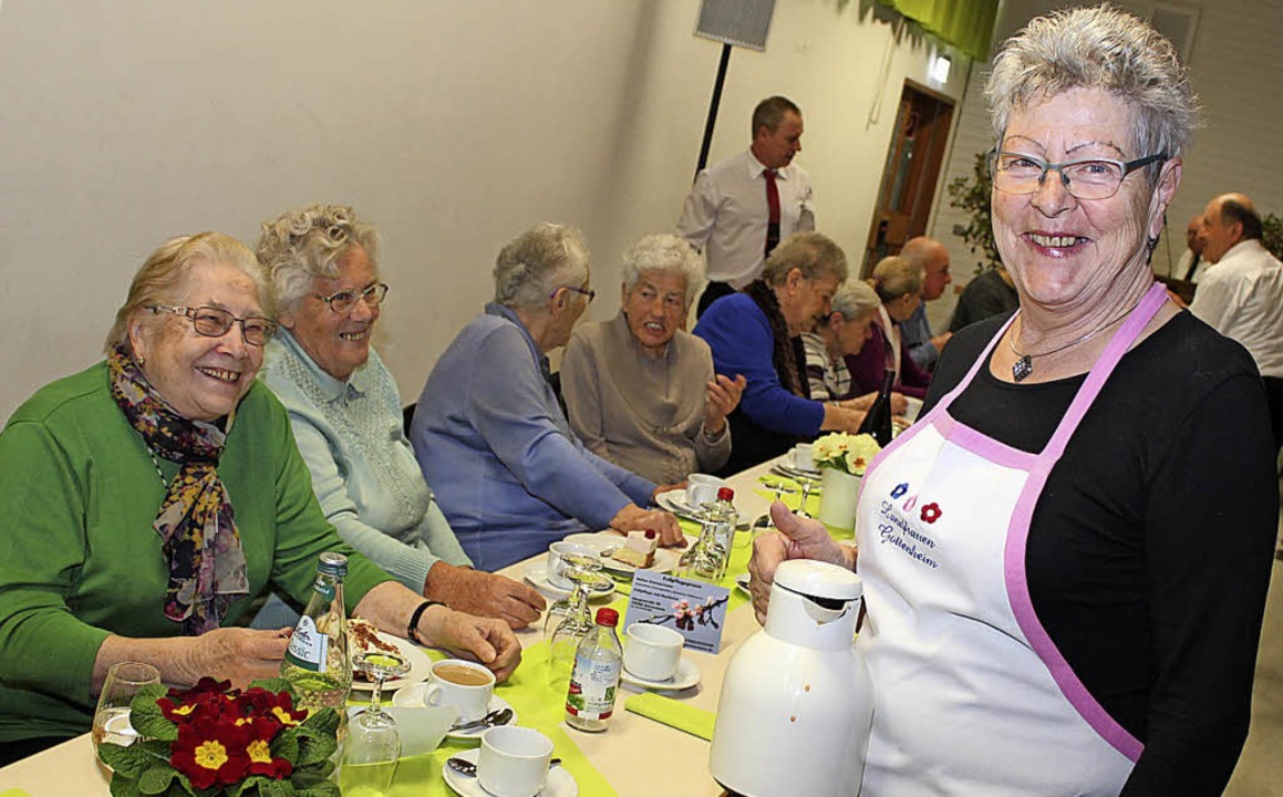 Selbstgemachten Kuchen gab es von den Landfrauen.   | Foto: Schneberg