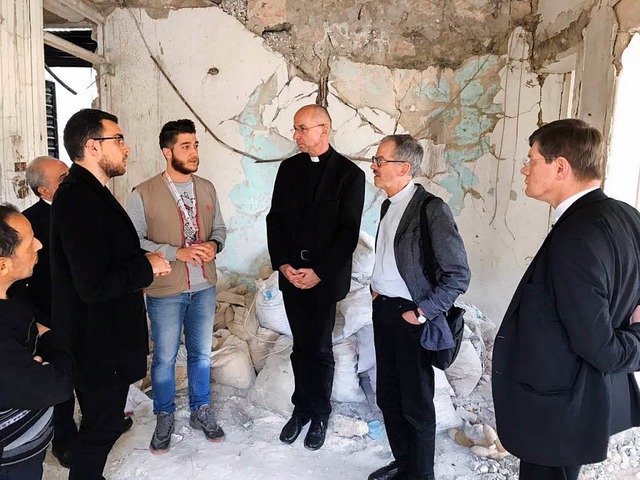 Weihbischof Peter Birkhofer (Mitte), C...itarbeitern die Zerstrungen zeigen.    | Foto: CARITAS