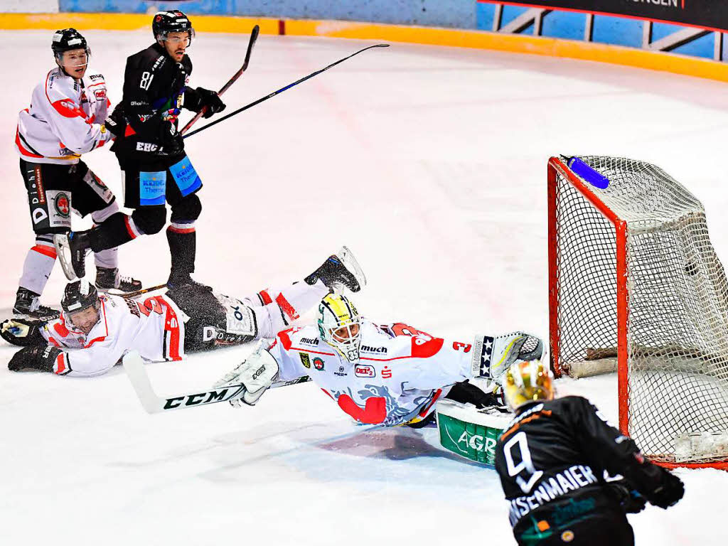 Niko Linsenmaier (goldener Helm) erzielt das 1:0.