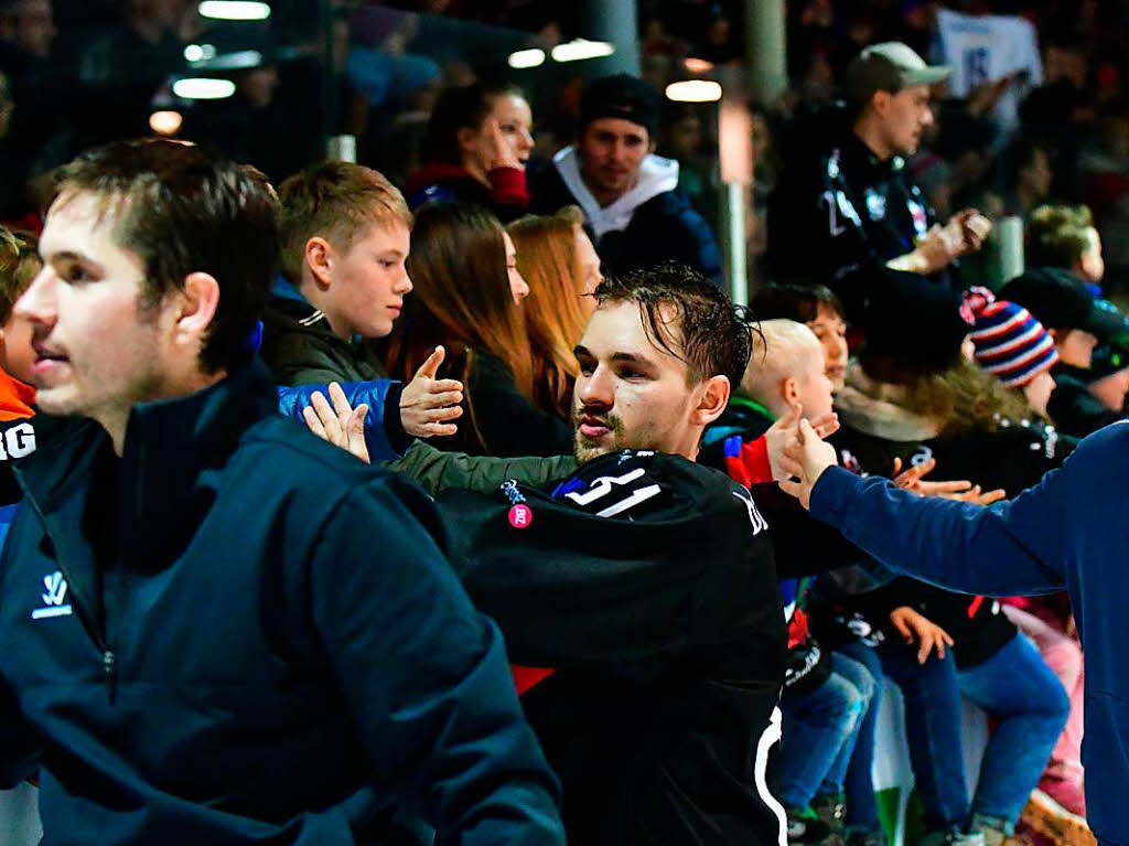 Der EHC Freiburg schafft mit einem 5:2-Sieg ber Bad Tlz im siebten Spiel den Klassenerhalt in der DEL 2.