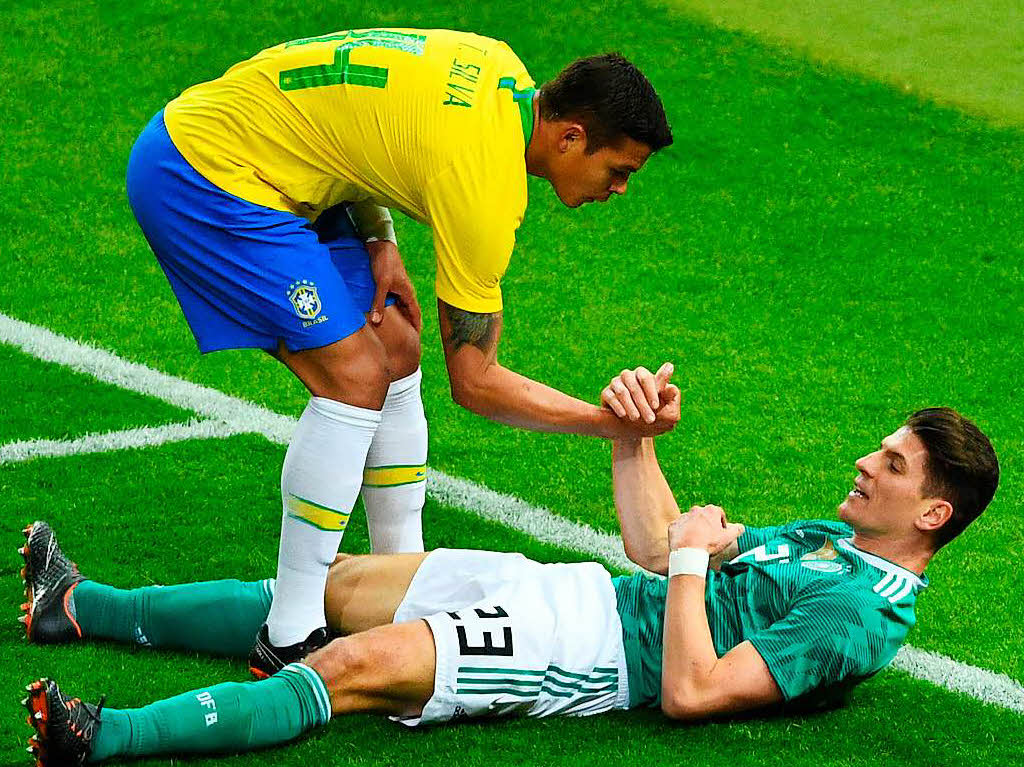 Brasiliens Thiago Silva hilft Deutschlands Mario Gomez