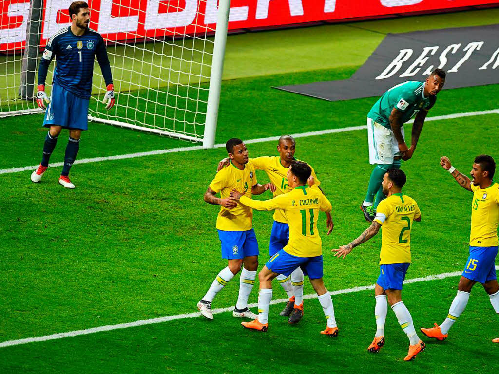 Brasiliens Mannschaft jubelt  nach dem 0:1 durch Gabriel Jesus.