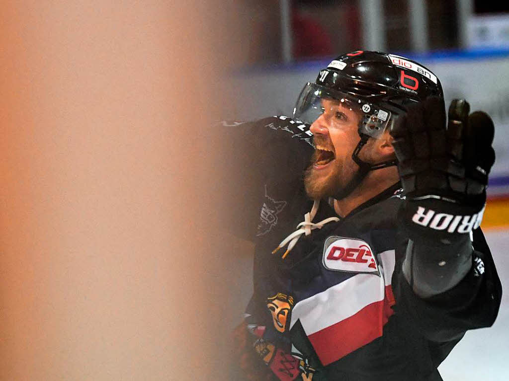 Der EHC Freiburg schafft mit einem 5:2-Sieg ber Bad Tlz im siebten Spiel den Klassenerhalt in der DEL 2.