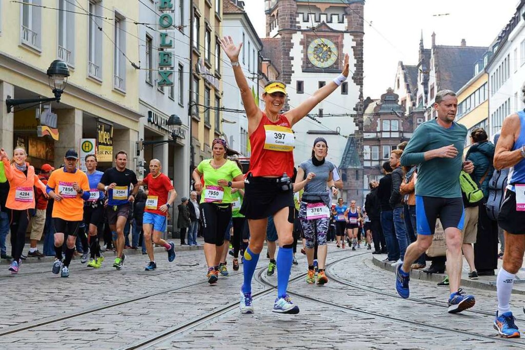 Durchs Martinstor laufen und bejubelt ...nen und Läufer beim Freiburg Marathon.  | Foto: Rita Eggstein