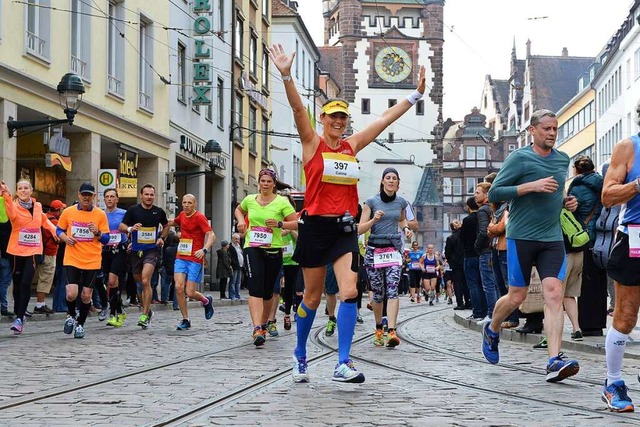 Durchs Martinstor laufen und bejubelt ...nen und Lufer beim Freiburg Marathon.  | Foto: Rita Eggstein