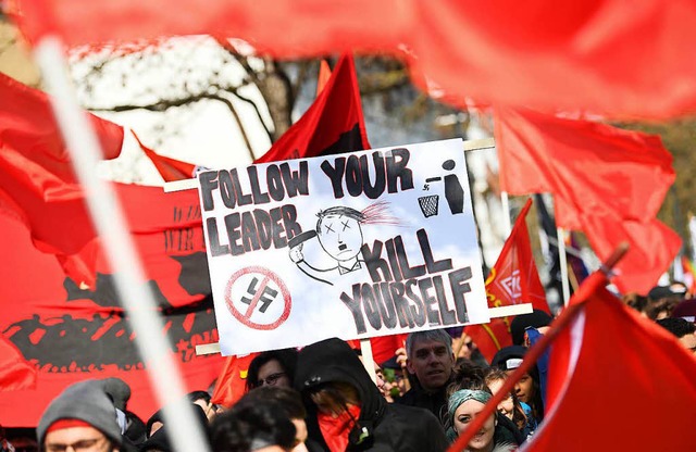 Demo gegen die geplante NPD-Veranstaltung in Wetzlar.   | Foto: DPA