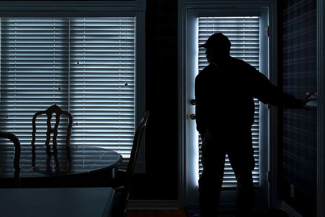 Ein Horrorszenario: ein Einbrecher in der eigenen Wohnung  | Foto: ricardoreitmeyer  (stock.adobe.com)