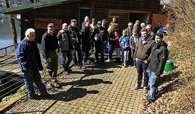 Die Mitglieder des Vereins sammelten u...Mll aus den Bad Sckinger Gewssern.   | Foto: Fischereiverein