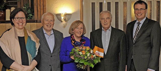 Die Vorsitzende des CDU Gemeindeverban...ks), Angelika Bayer und Edmund Feit.   | Foto: Bettina Schaller
