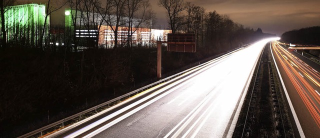 Die A5 bei Teningen in der Nacht. Begi...chon bald die Planung fr den Ausbau?   | Foto: Jonas Hirt