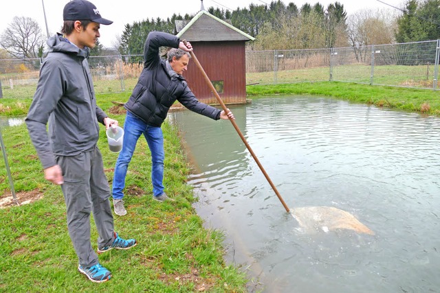 Nicolas Maier und Willi Bckert vom An...ellen aus eigener Zucht beim Eisweiher  | Foto: Elena Bischoff