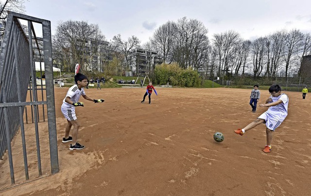 Auf dem sanierten Bolzplatz im Sthlinger macht Kicken wieder Spa.   | Foto: Michael Bamberger