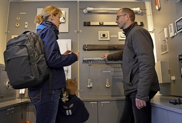 Frank Erny (rechts) bert ber Mglichkeiten beim Einbruchschutz.   | Foto: Horatio Gollin