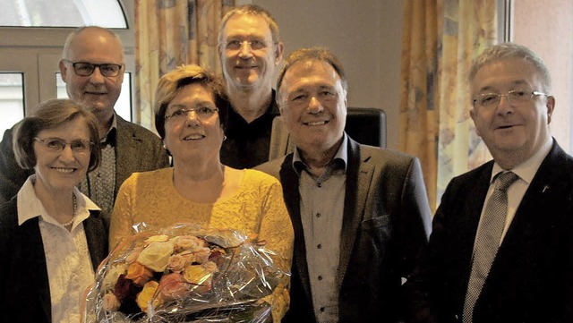 Rosa Wiesler (Dritte von links) wurde ...vereins, Dekan Peter Berg  (von links)  | Foto: Reinhard Herbrig