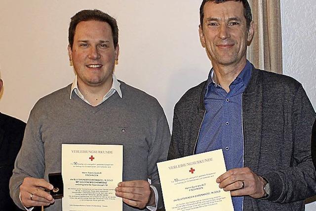 Axel Moick ehrt zwei treue Blutspender