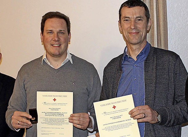 Patrick Glau wurde fr 50 und Guntram Alt fr zehn Blutspenden ausgezeichnet.  | Foto: Cremer