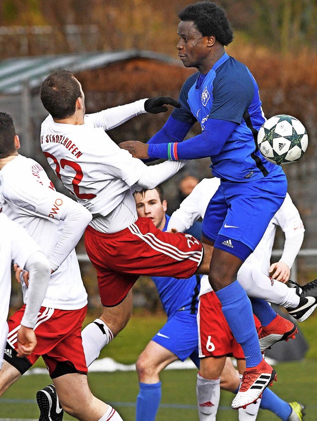 FCN-Strmer Sam Samma prallt auf eine Wand aus Gegenspielern.   | Foto: W. Scheu