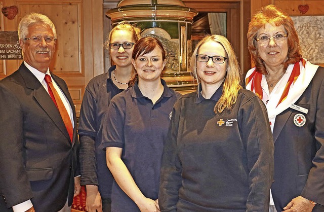 Vorsitzender Eberhard Hummel (ganz lin...  fr 15 Jahre aktiven Dienst im DRK.   | Foto: Dorothe Kuhlmann