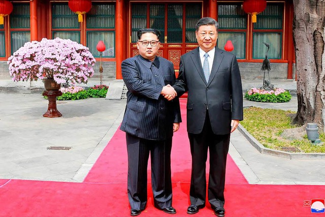 Handschlag in Peking: Nordkoreas Macht...sten Partner China. Rechts Xi Jinping.  | Foto: AFP