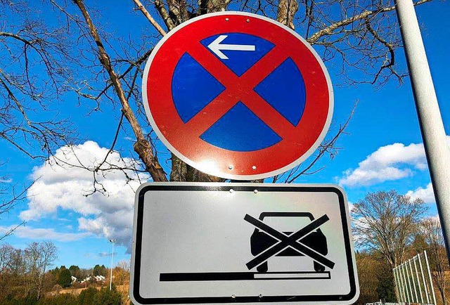 Ein Halteverbotschild weist darauf hin... Sportplatz nicht geparkt werden darf.  | Foto: Privat