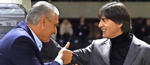 Man muss auch gnnen knnen: Joachim Lw und Brasilien-Coach Tite (links)   | Foto: afp