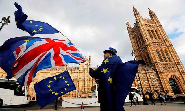 Neue Eintracht? Der Union Jack und die...en wehen vor dem britischen Parlament.  | Foto: AFP