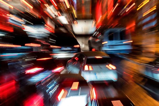 Geballtes Stickoxid: Autos fahren im Feierabendverkehr ber eine Strae.  | Foto: dpa