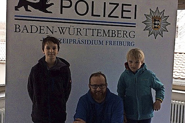 Zisch-Reporter  Julian Grolla (links) ... Lieber mit Polizist Thorsten Willmann  | Foto: Franziska Scheuble