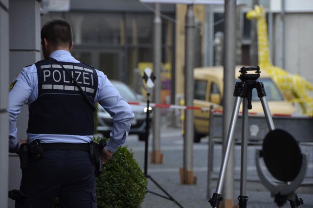 Polizisten und Landeskriminalbeamte sp...suchten Ttungsdeliktes nachzustellen.  | Foto: Felix Lieschke