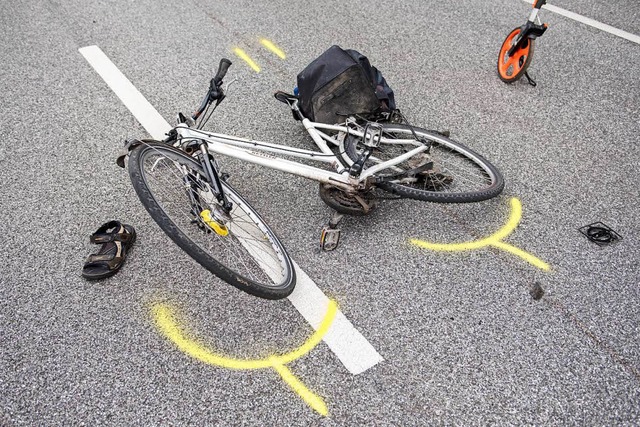 Bei einem Unfall an der Kreuzung Zhri...e eine Radlerin verletzt (Symbolbild).  | Foto: dpa