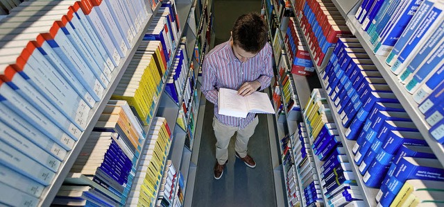 Nach der Arbeit noch in die Bibliothek...Doppelbelastung gut aushalten knnen.   | Foto: Markus Scholz (dpa)
