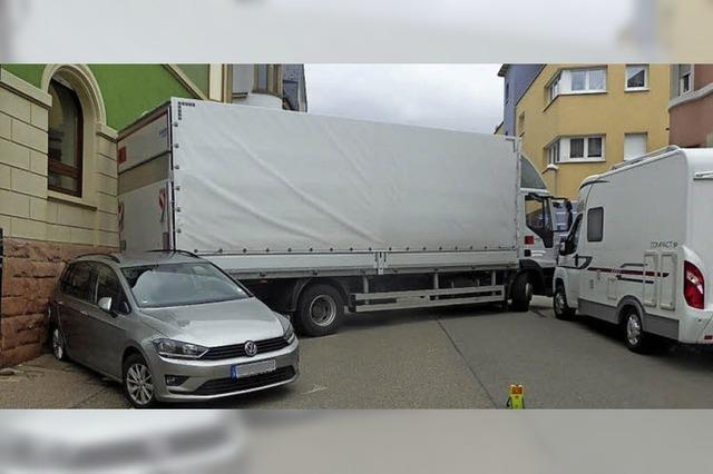 Laster fährt in Waldkirch rückwärts und demoliert zwei Autos