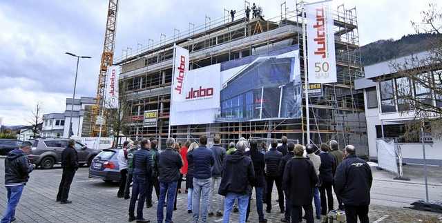Viele Interessierte hrten der Ansprac... beim Richtfest zum Julabo-Neubau zu.   | Foto: Wolfgang Knstle