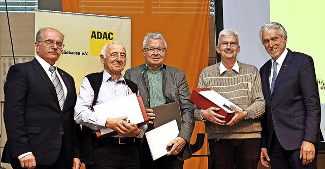 ADAC Sdbaden-Vorsitzender Clemens Bie...(links) ehrte langjhrige Mitglieder.   | Foto: Wolfgang Scheu